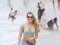 Kelli Berglund w błękitnym bikini na plaży